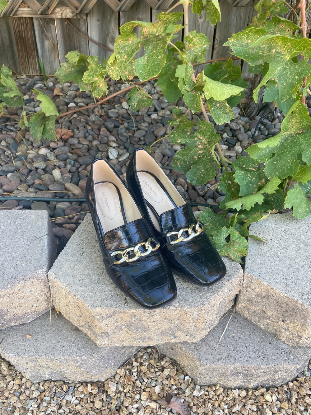 Liz Claiborne Black Croc-Embossed Loafers with Gold Chain